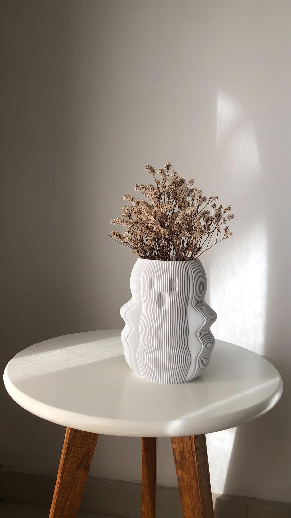 Boo Vase Spooky Halloween Decor Unique Ghost-Themed Flower Vase Stylish Home Accent Perfect for Seasonal or Year-Round Display