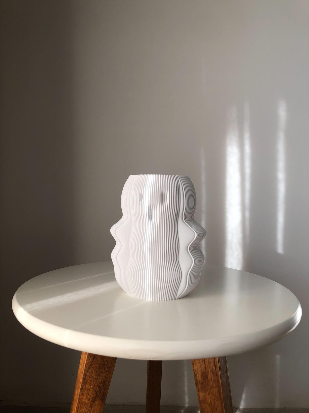 Boo Vase Spooky Halloween Decor Unique Ghost-Themed Flower Vase Stylish Home Accent Perfect for Seasonal or Year-Round Display