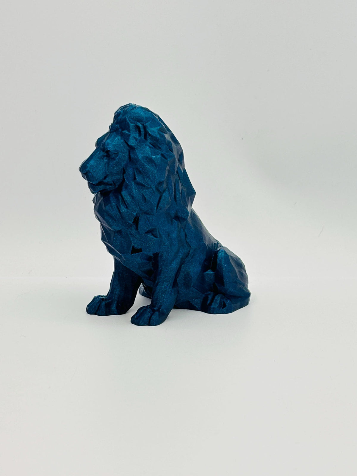 Low Poly Lion Statue Modern Geometric Animal Decor Sleek and Stylish Home Accent Unique Gift for Wildlife and Minimalist Design Lovers