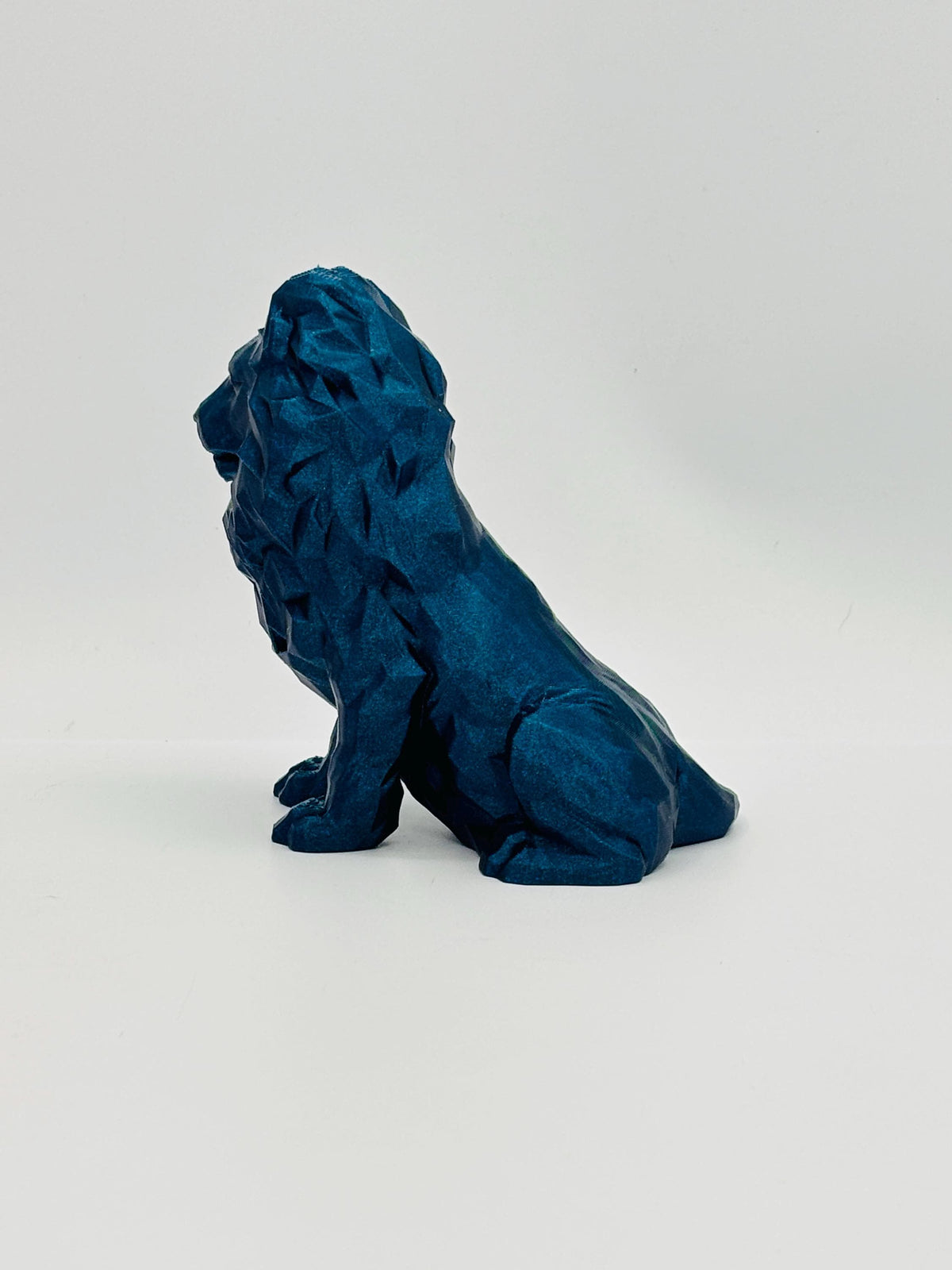 Low Poly Lion Statue Modern Geometric Animal Decor Sleek and Stylish Home Accent Unique Gift for Wildlife and Minimalist Design Lovers